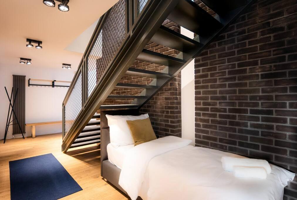5br+2bath Old Town Industrial Penthouse, A/c Praha