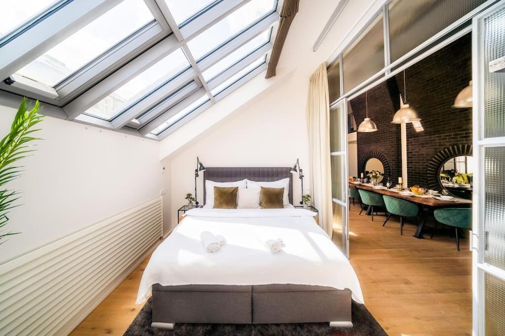 5br+2bath Old Town Industrial Penthouse, A/c Praha