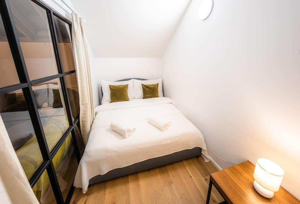5br+2bath Old Town Industrial Penthouse, A/c Praha